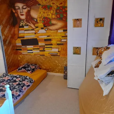 Old Yellow Budget Rooms For Overnight Stay With Breakfast ベッド・アンド・ブレックファスト