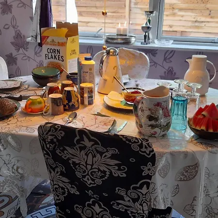 Old Yellow Budget Rooms For Overnight Stay With Breakfast ベッド・アンド・ブレックファスト *
